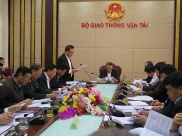 Phó Chủ tịch chuyên trách Ủy ban ATGT Quốc gia Khuất Việt Hùng báo cáo kết quả thực hiện nhiệm vụ đảm bảo ATGT thời gian qua.