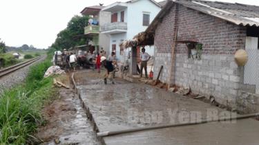 Nông dân thôn 1, xã Đào Thịnh chung sức làm đường giao thông nông thôn.
