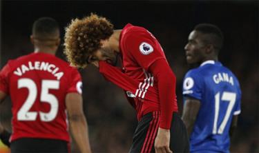 Fellaini mắc lỗi dẫn đến quả phạt đền.