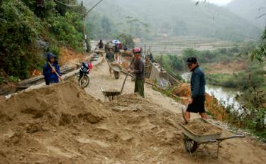 Xây dựng kết cấu hạ tầng ở xã đặc biệt khó khăn Xuân Long, huyện Yên Bình. Ảnh Quang Tuấn