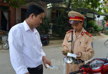 Người điều khiển phương tiện giao thông cần chấp hành nghiêm quy định của pháp luật về an toàn giao thông.