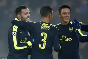 Arsenal thắng tưng bừng để vào vòng knock-out với tư cách nhất bảng.