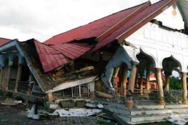 Một tòa nhà ở tỉnh Aceh bị hư hỏng nặng sau động đất.