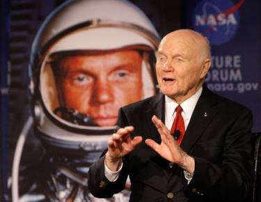 John Glenn, phi hành gia người Mỹ đầu tiên bay vòng quanh quỹ đạo Trái Đất.