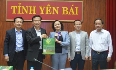 Đồng chí Phạm Thị Thanh Trà – Bí thư Tỉnh ủy, Chủ tịch UBND tỉnh tặng quà cho ông Woo Do Young – CEO, Chủ tịch Tập đoàn Solkiss.