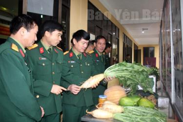 Cán bộ, chỉ huy lực lượng vũ trang tỉnh tham quan sản phẩm trưng bày của ngành hậu cần hưởng ứng các phong trào thi đua yêu nước, phát huy vai trò hậu cần trong quân đội.