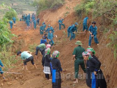 Lực lượng vũ trang huyện Mù Cang Chải giúp nhân dân làm đường giao thông liên thôn, bản.