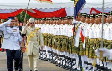 Vua Muhammad V duyệt đội danh dự.
