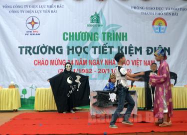 Tiểu phẩm “Chết vì ham chơi” của các em học sinh Trường TH&THCS Phúc Lộc đã mang lại những tiếng cười sảng khoái nhưng không kém phần sâu sắc, góp phần nâng cao ý thức tiết kiệm điện trong cộng đồng.