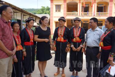 Lãnh đạo huyện Lục Yên trao đổi với hội viên phụ nữ dân tộc về công tác xây dựng tổ chức Hội.