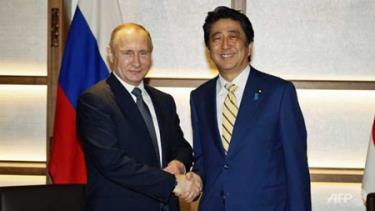 Tổng thống Nga Putin (trái) bắt tay cùng Thủ tướng Nhật Abe trước cuộc hội đàm ở Nagato.