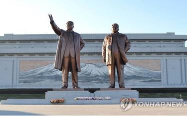 Tượng đài hai nhà cố lãnh đạo Triều Tiên Kim Jong-il và Kim Il-sung ở thủ đô Bình Nhưỡng.