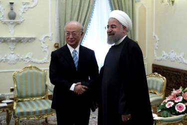 Tổng thống Iran Hassan Rouhani (phải) và Tổng Giám đốc IAEA Yukiya Amano (trái) tại Tehran ngày 18/12.