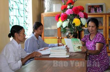 Tủ sách tại thôn Tiên Phong, xã Hán Đà thu hút đông đảo nhân dân tới tìm hiểu.