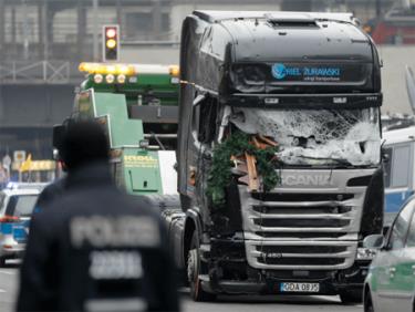 Hiện trường vụ đâm xe tải ở chợ Giáng sinh Breitscheidplatz tại quận Charlottenburg, trung tâm thủ đô Berlin.