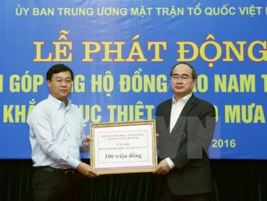 Chủ tịch Ủy ban Trung ương MTTQ Việt Nam Nguyễn Thiện Nhân tiếp nhận 100 triệu đồng của Trung ương Đoàn Thanh niên Cộng sản Hồ Chí Minh ủng hộ đồng bào Nam Trung Bộ.