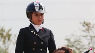 Chung Yoo-ra, 20 tuổi, từng đoạt Huy chương vàng trong bộ môn cưỡi ngựa biểu diễn tại Á vận hội Incheon 2014.