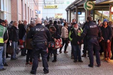 Cảnh sát Đức làm nhiệm vụ gần trung tâm mua sắm Schoenhauser Allee ở Berlin, hôm 22-12-2016.
