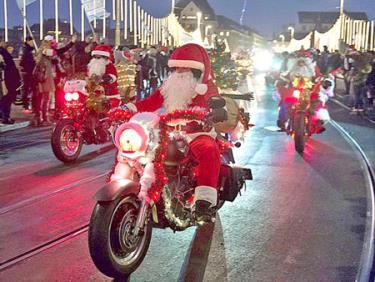 Ông già Noel đi phát quà bằng mô tô tại Thụy Sĩ