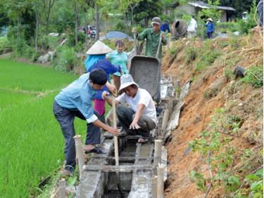 Nhân dân xã Sơn Lương, huyện Văn Chấn kiên cố hóa kênh mương nội đồng.