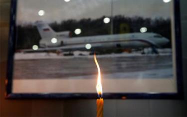 Một ngọn nên được thắp lên trước bức ảnh máy bay TU-154, để tưởng niệm các nạn nhân thiệt mạng trong vụ tai nạn.