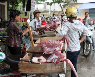 Thịt lợn bán rong ở thành phố Yên Bái.
