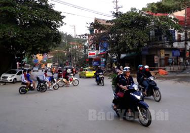 Hệ thống đèn tín hiệu không hoạt động, các phương tiện lưu thông khá hỗn độn khi qua ngã tư Điện Biên - Cao Thắng. (Ảnh chụp lúc 16 giờ ngày 21/12/2016).