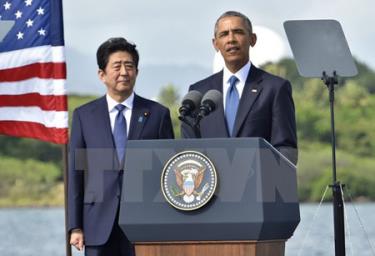 Thủ tướng Nhật Bản Shinzo Abe (trái) đã có cuộc gặp mang ý nghĩa biểu tượng với Tổng thống Mỹ Barack Obama (phải) tại Hawaii (Mỹ).