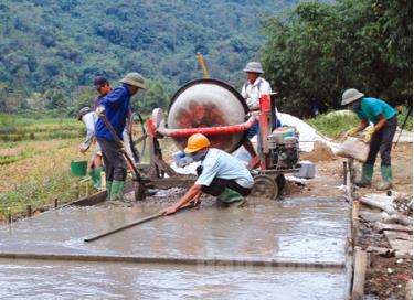 Người dân thôn Loong Xe làm đường giao thông nông thôn.