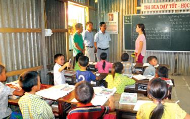 Đồng chí Dương Văn Tiến - Phó Chủ tịch UBND tỉnh kiểm tra cơ sở vật chất tại Trường Phổ thông DTBT Tiểu học và THCS Pá Hu, huyện Trạm Tấu sau sáp nhập.