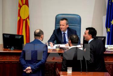 Chủ tịch Quốc hội Trajko Veljanovski (giữa) tại cuộc họp ở Skopje.