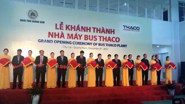 Cắt băng khánh thành nhà máy xe bus lớn nhất Đông Nam Á