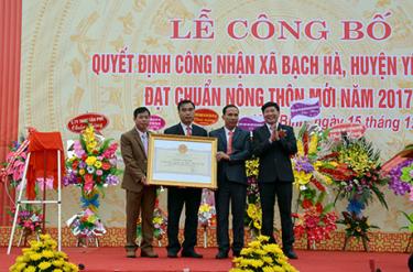 Lãnh đạo Sở Nông nghiệp và Phát triển Nông thôn trao Bằng công nhận của UBND tỉnh công nhận xã Bạch Hà đạt chuẩn nông thôn mới.