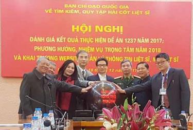 Phó Thủ tướng Chính phủ Vũ Đức Đam cùng đại diện các ngành chức năng nhấn nút khai trương website.