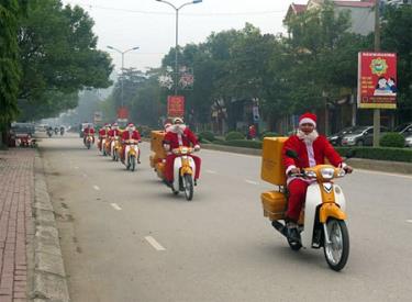 Những “ông già Noel” của Bưu điện tỉnh đi phát quà cho các bé.