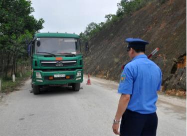 Lực lượng chức năng kiểm tra tải trọng phương tiện.
