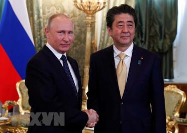 Tổng thống Nga Vladimir Putin (trái) và Thủ tướng Nhật Bản Shinzo Abe tại cuộc gặp ở Moskva, Nga ngày 26/5.