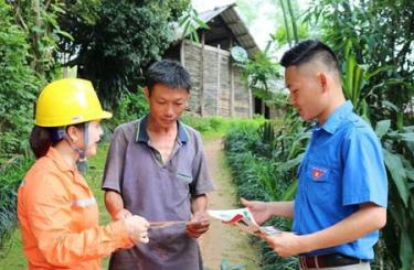 Cán bộ Công ty Điện lực Yên Bái phối hợp với các cơ sở Đoàn thực hiện tuyên truyền phát quang hành lang bảo vệ an toàn công trình điện.