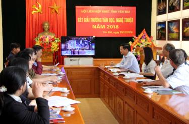 Hội đồng Chung khảo Giải thưởng VHNT Yên Bái năm 2018 xét các tác phẩm tham dự giải thưởng 
