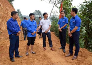 Lãnh đạo xã Hoàng Thắng trao đổi với đoàn viên thanh niên tại công trường thanh niên tình nguyện về việc kết nạp đảng viên.