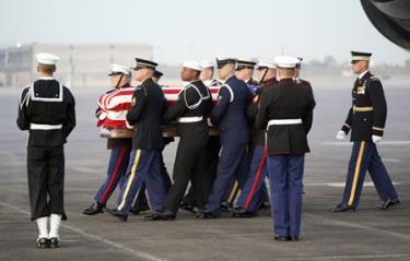 Tang lễ theo cấp quốc gia với 21 phát súng đại bác tiễn biệt cố Tổng thống Mỹ George H.W.Bush.