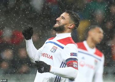 Nabil Fekir đưa Lyon vào vòng 1/8.