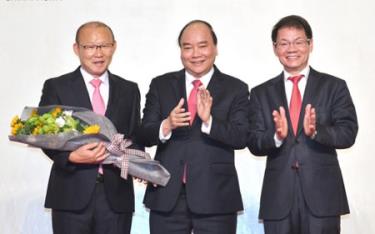 Thủ tướng Nguyễn Xuân Phúc và Chủ tịch Tập đoàn Thaco chúc mừng HLV trưởng Đội tuyển bóng đá Việt dafabet dang nhap Park Hang-seo