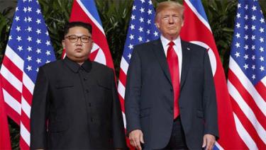 Nhà lãnh đạo Triều Tiên Kim Jong Un và Tổng thống Mỹ Donald Trump tại cuộc gặp lịch sử đầu tiên giữa họ ở Singapore hồi tháng 6.