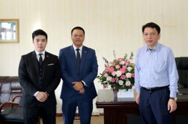 Ông Lê Hoài Anh – Tổng thư ký LĐBĐ dafabet com nhận hoa và thư chúc mừng từ đại diện của Đại sứ đặc mệnh toàn quyền nhà nước Qatar tại dafabet com.