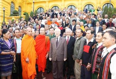 Tổng Bí thư, Chủ tịch nước Nguyễn Phú Trọng với các già làng, trưởng bản, trưởng dòng họ, người có uy tín tiêu biểu