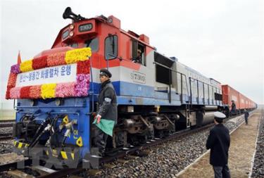 Tàu chở hàng vào Nhà ga Panmun ở thị trấn biên giới Kaesong, Triều Tiên.