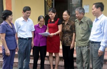 Cán bộ Mặt trận phường Minh Tân, thành phố Yên Bái trao đổi công tác xây dựng Đảng, chính quyền với cán bộ cơ sở.
