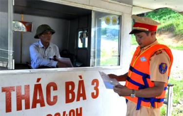 Lực lượng cảnh sát giao thông đường thủy, Phòng Cảnh sát giao thông, Công an tỉnh tăng cường kiểm tra phương tiện thủy nội địa.