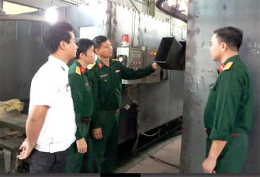Lãnh đạo Nhà máy cùng nhóm tác giả kiểm tra quy trình hoạt động dafabet giải pháp tổ hợp sấy tự động.